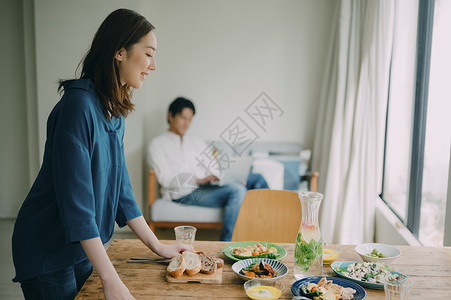 青年聚会一起做饭吃饭图片