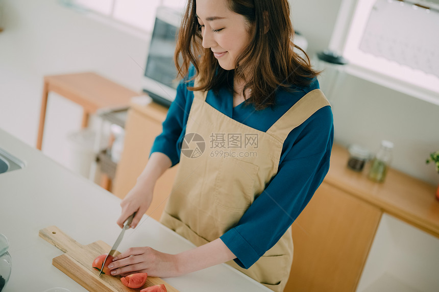 青年聚会一起做饭吃饭图片