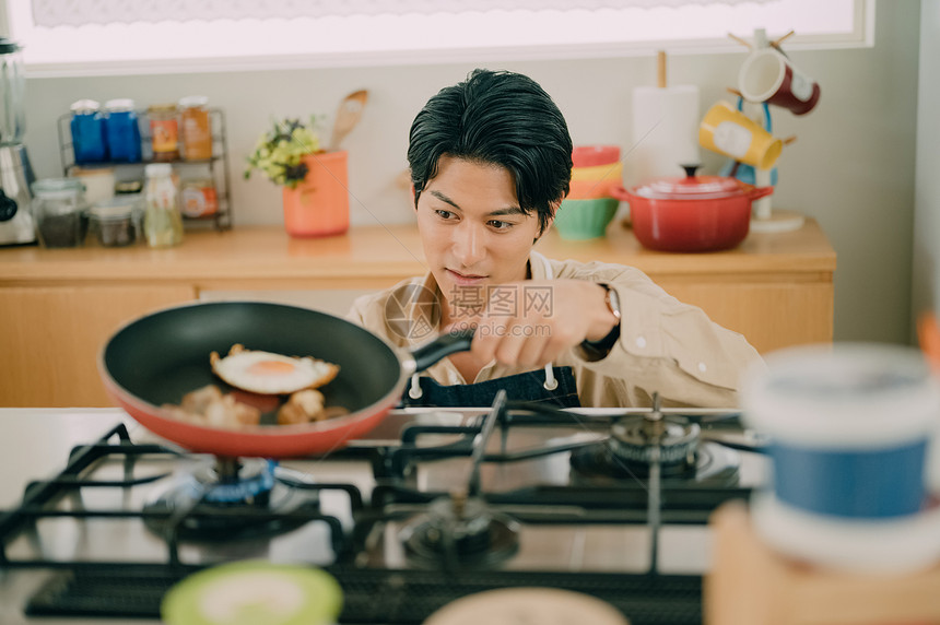 青年聚会一起做饭吃饭图片