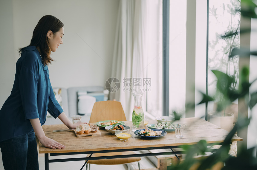 女性在家中做饭图片