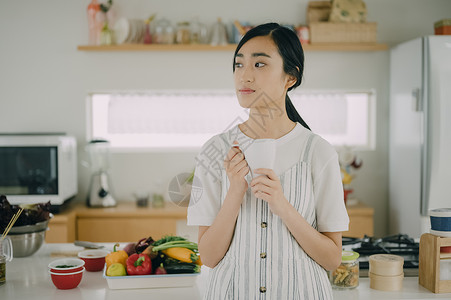 女性在家中做饭图片