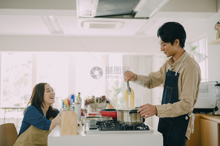 情侣在家中做饭图片