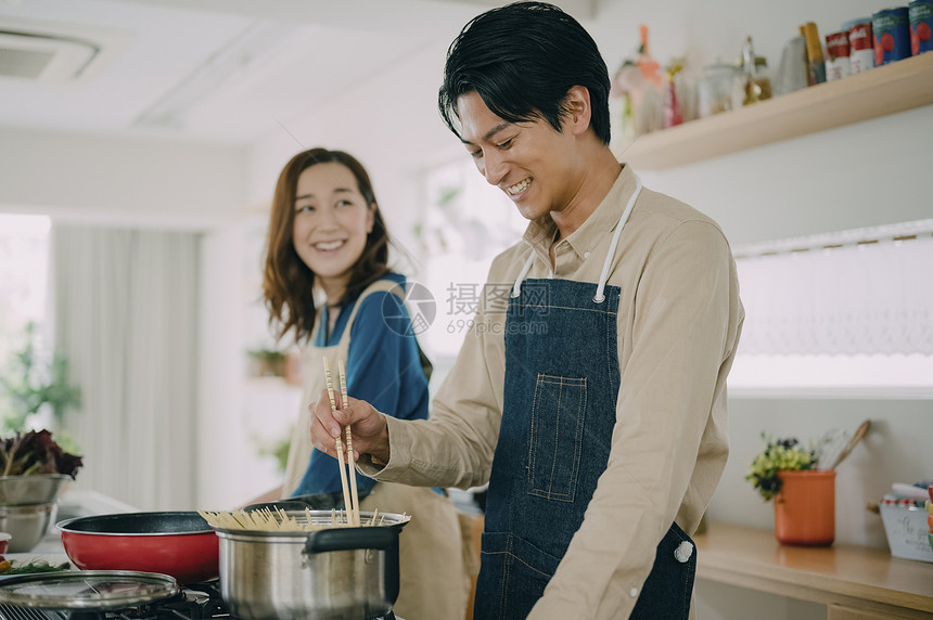 情侣在家中做饭图片