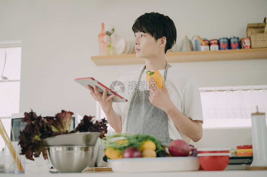 男性在厨房做饭图片