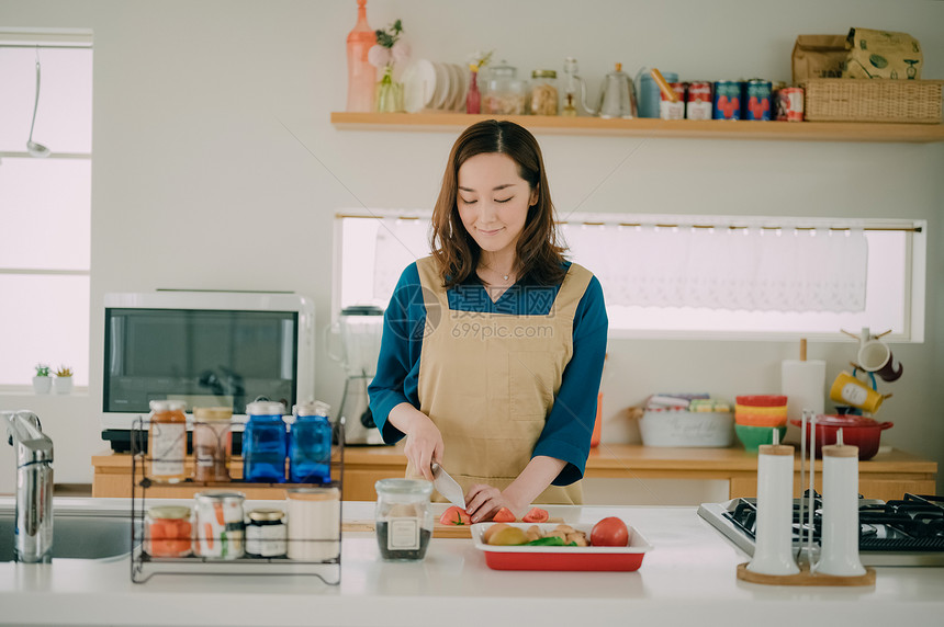 女性在家中做饭图片