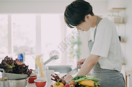 男性在厨房做饭图片