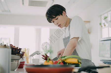 男性在厨房做饭图片