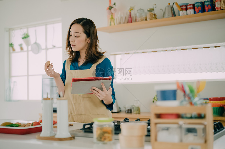 女性在家中做饭图片