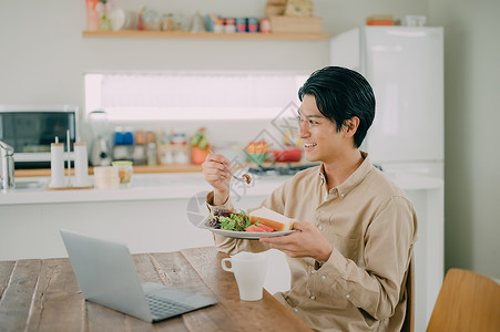 男性居家吃饭图片