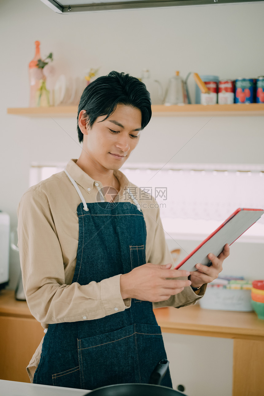 男性在厨房做饭图片