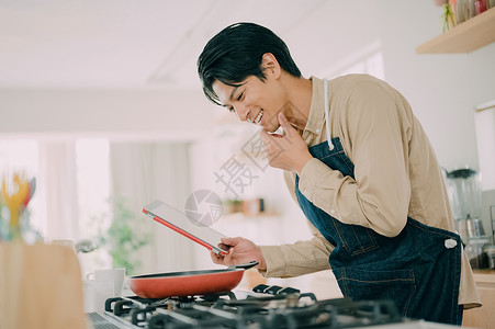 男性在厨房做饭图片