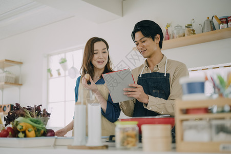 情侣在家中做饭图片