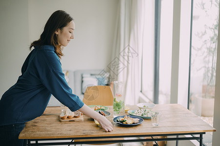 青年聚会一起做饭吃饭图片