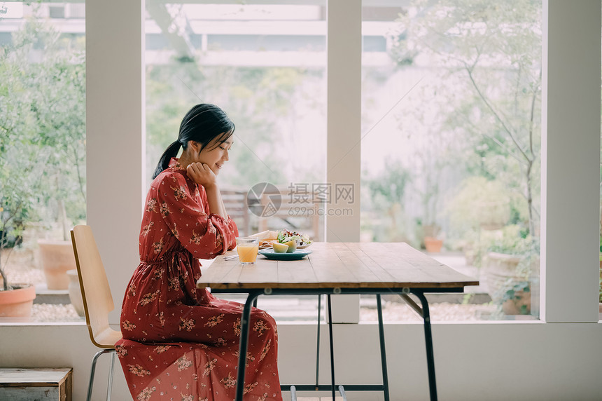 青年聚会一起做饭吃饭图片