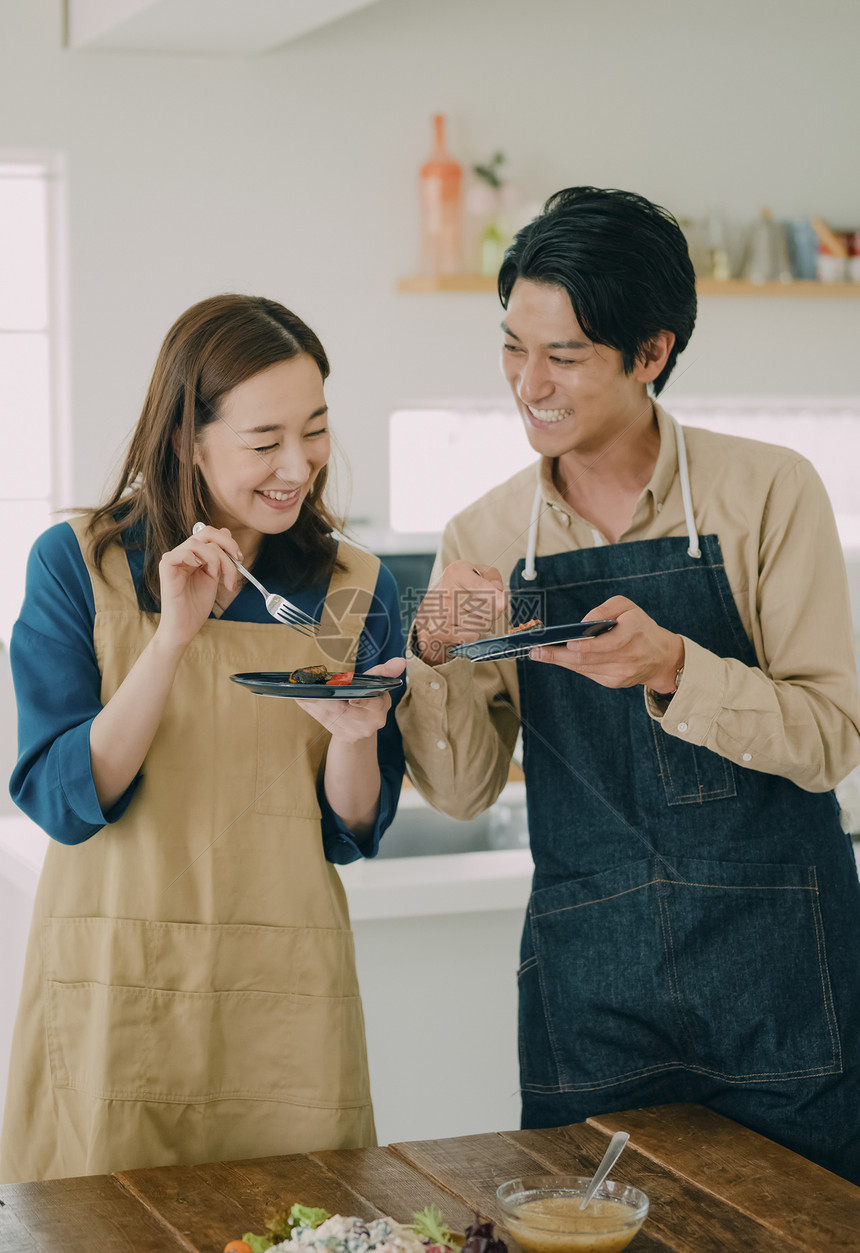 青年聚会一起做饭吃饭图片