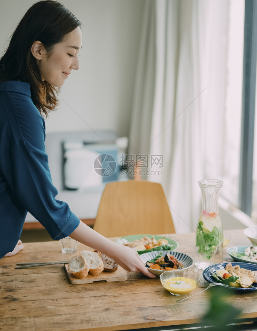 青年聚会一起做饭吃饭图片