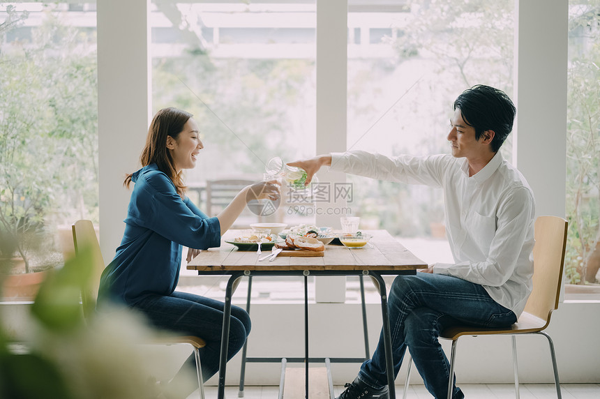 青年聚会一起做饭吃饭图片