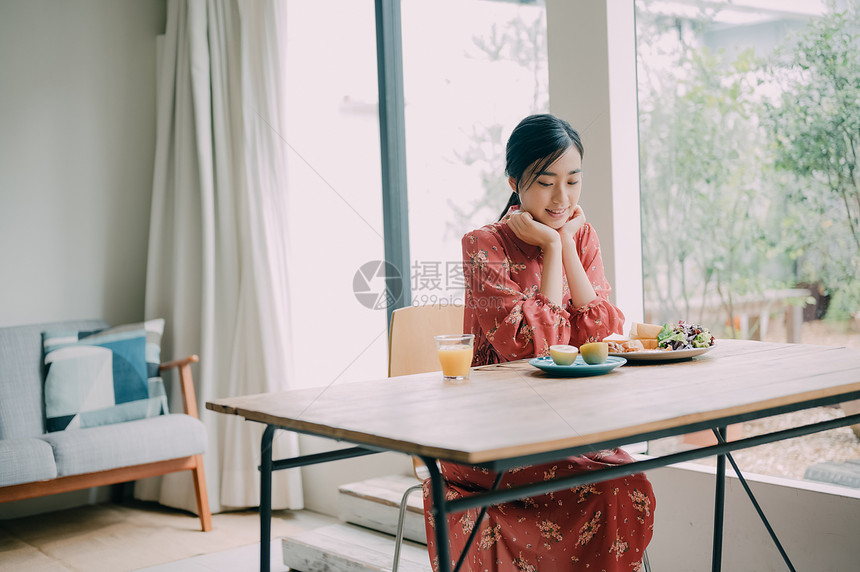 亚洲独自生活人物女生活方式餐图片