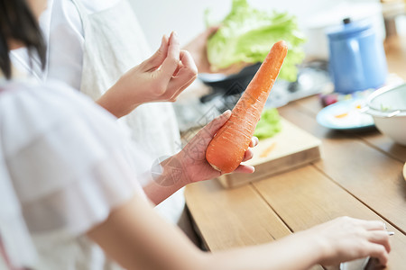 母亲和女儿一起做饭图片