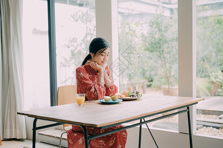 快乐吃午餐的女人图片