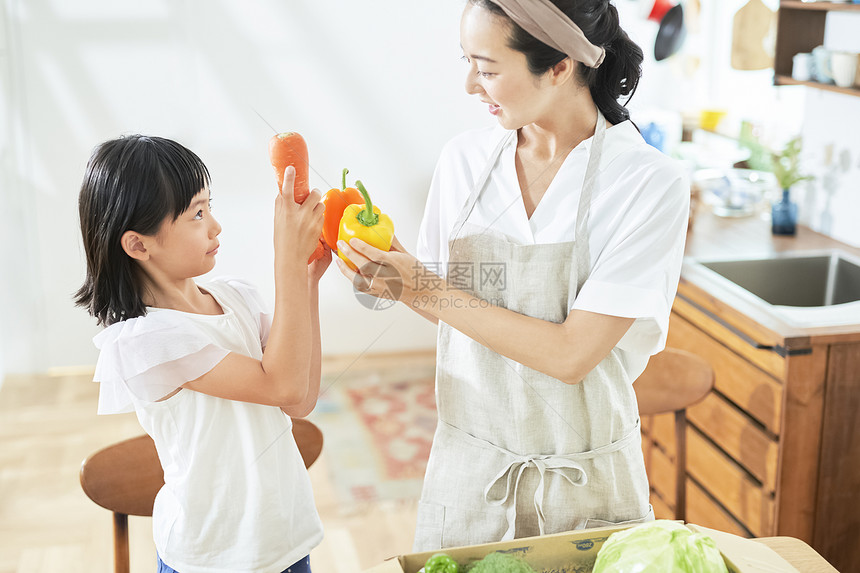 母亲女儿一起做饭图片