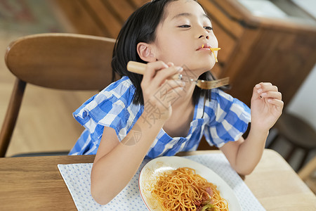 快乐的女孩子吃面条图片