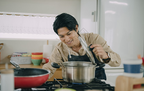 男人在家烹饪图片