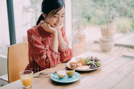 室内女人吃健康早餐图片