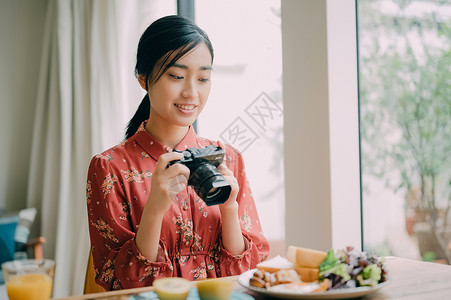 独自生活女人用餐拍照图片