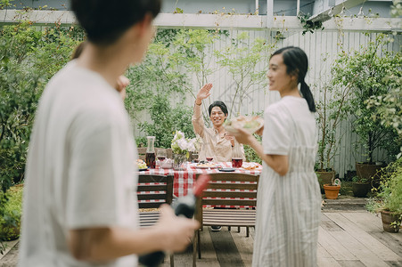 在露台花园的欢快家庭聚会图片