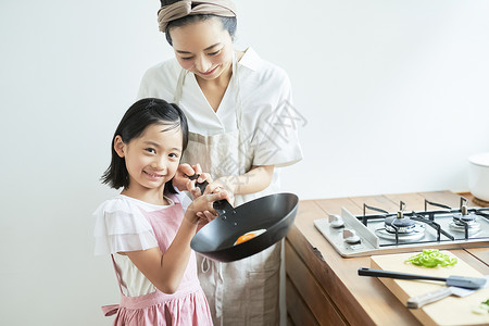 小女孩帮忙母亲做饭图片
