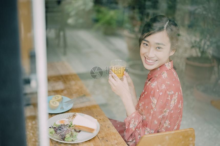 室内用餐的年轻女人图片