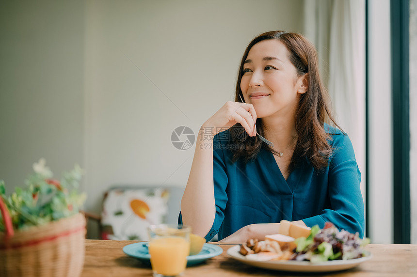 室内女人在用餐图片