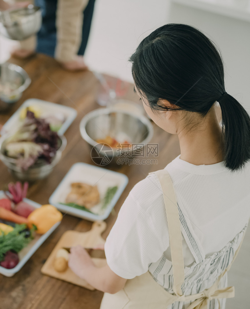 正在做饭的年轻女人图片