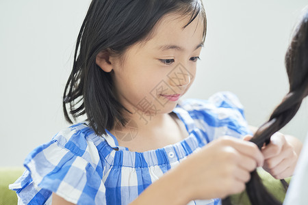 女孩给妈妈编辫子图片