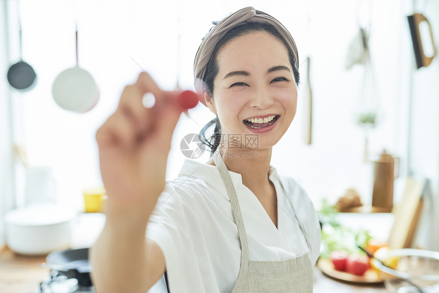 家庭主妇做饭图片