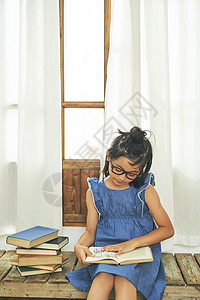 可爱的小女孩看书图片
