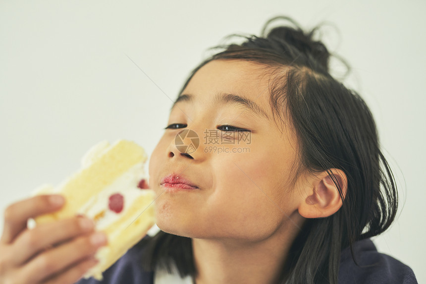可爱的小女孩吃甜点图片