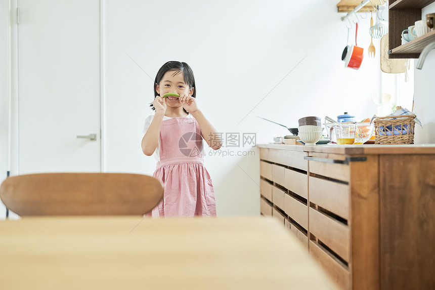 女孩子帮家人做饭图片