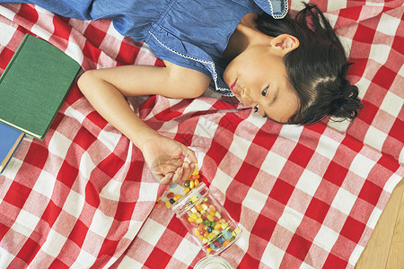 可爱的小女孩吃糖果背景图片