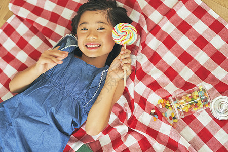 可爱的小女孩吃糖果背景图片