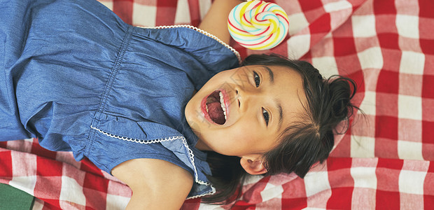 女童吃糖果背景图片