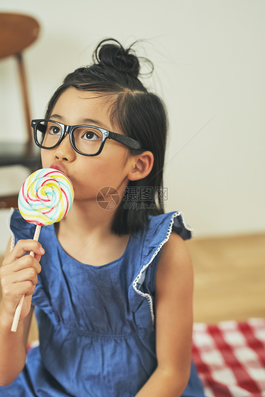 房屋女童吃糖果图片