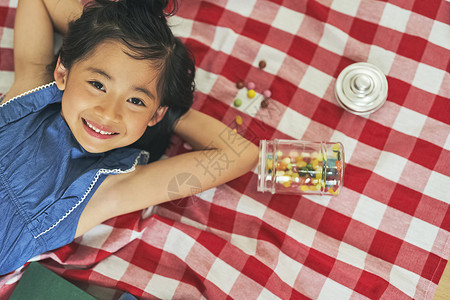 小姑娘吃糖果的野餐背景图片