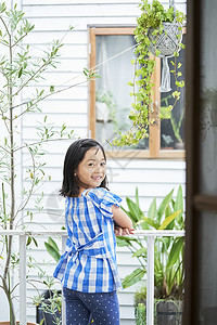 室内可爱的女童图片