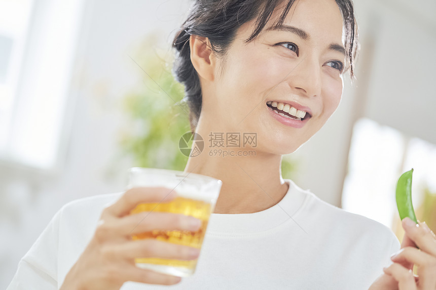 女人开心喝啤酒图片