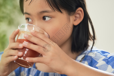 喝饮料的女孩高清图片