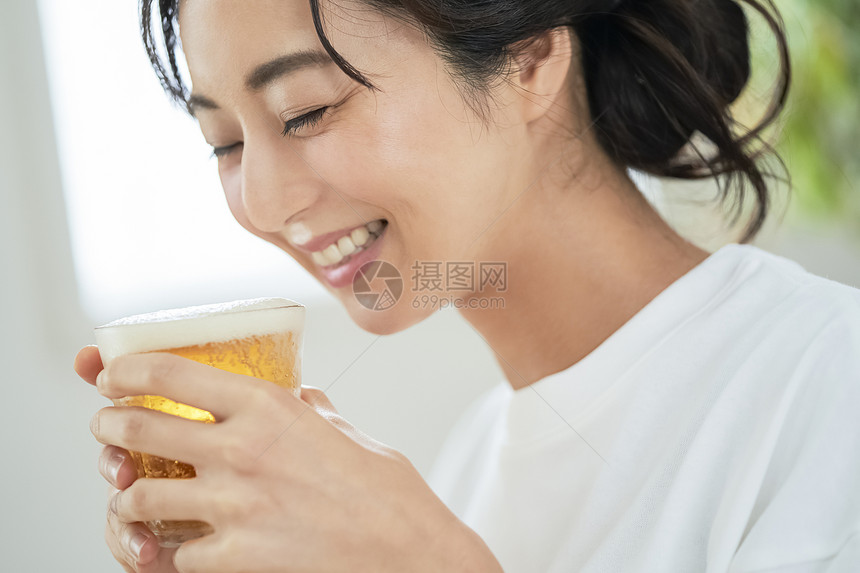 女人开心喝啤酒图片