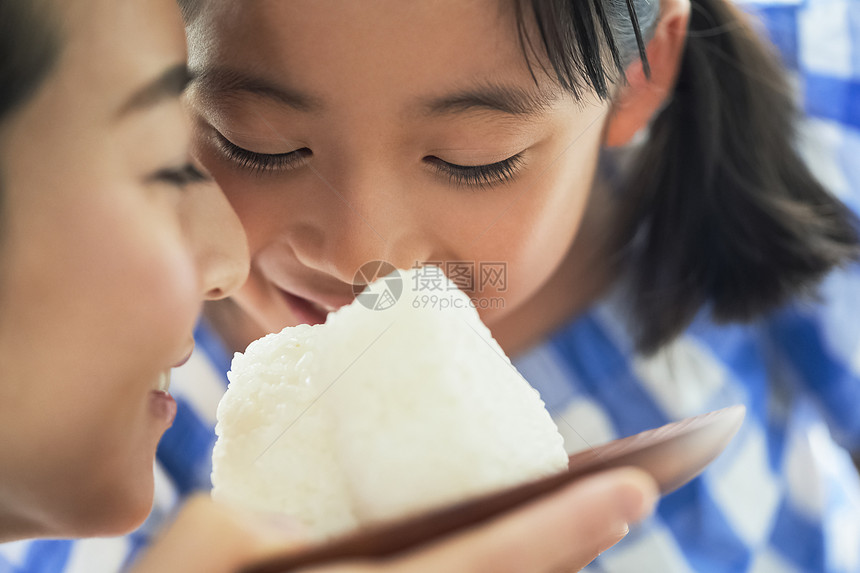 母亲女儿一起用餐图片