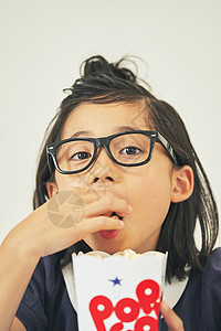 小女孩开心吃爆米花图片